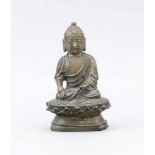 Buddha, China/Tibet?, wohl 19. Jh., Bronze. Im Padmasana auf einem Lotosthron sitzend, mitden Händen