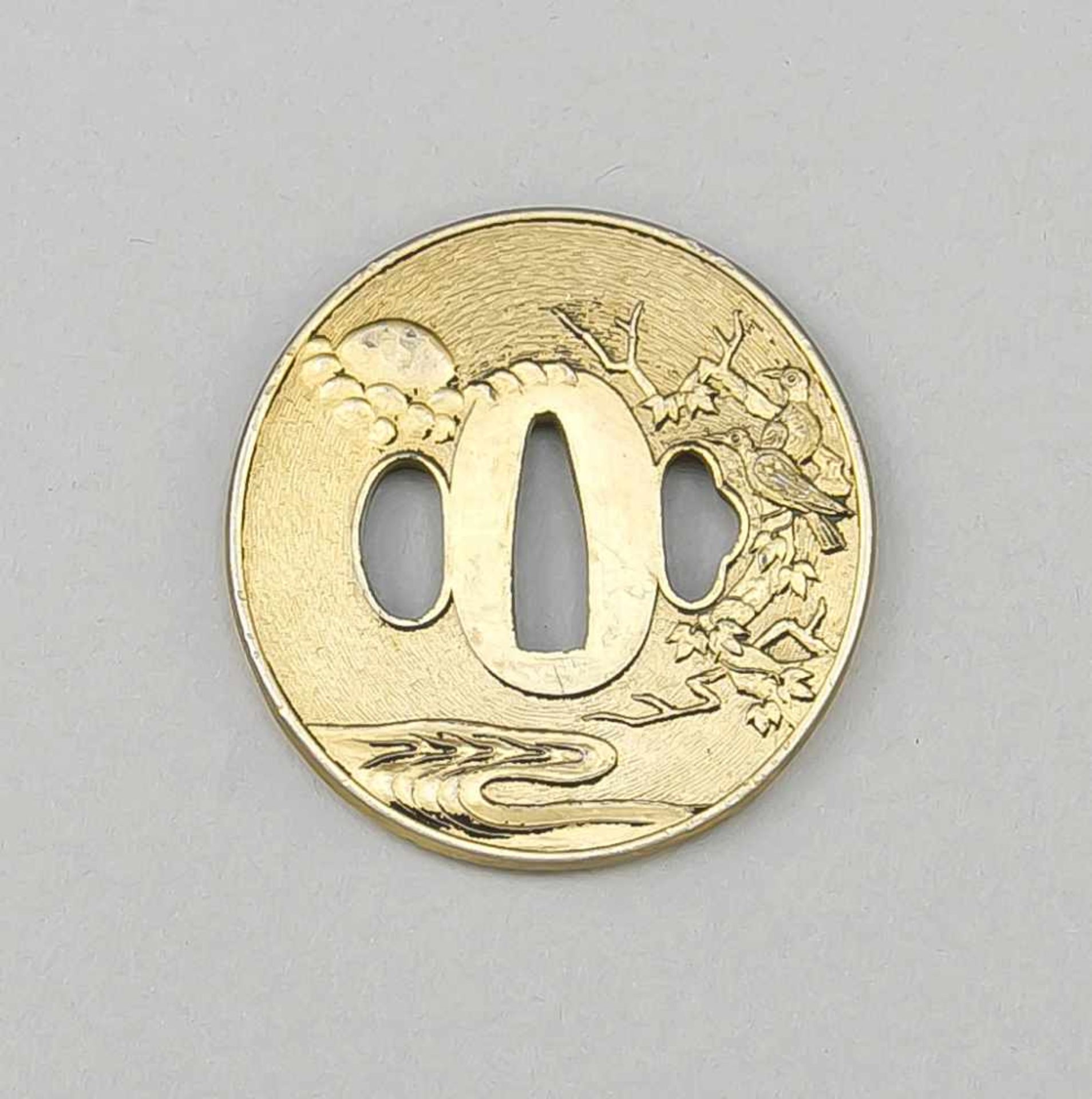 Tsuba, Katana-Stichblatt, Japan, 18./19. Jh., Bronze? vergoldet. Runde Form mitbeidseitiger