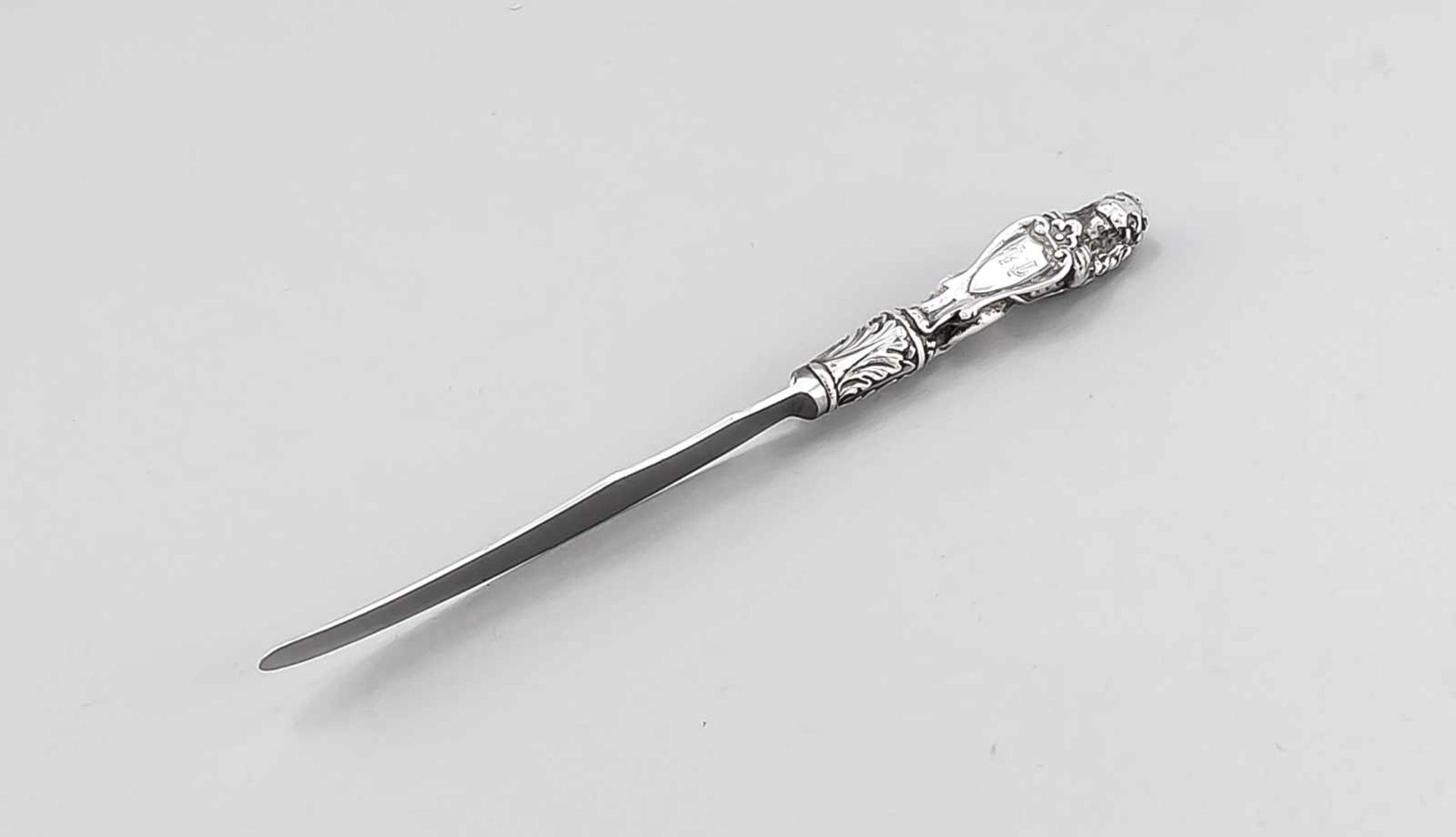 Messer, wohl Niederlande, 19. Jh., Silber punziert, figürlicher Griff, stehender Löweeinen Schild