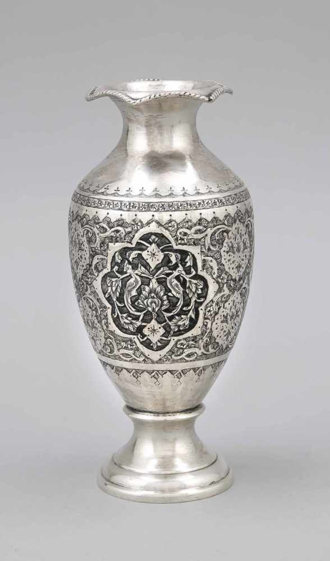 Vase, wohl Persien, 20. Jh., Silber punziert, runder gewölbter Stand, ovoider Korpus,6-seitiger