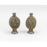 Paar Champlevé-Cloisonné-Vasen (Moonflask), Russland, 1. H. 19. Jh., Bronze-Korpus mitVergoldung (