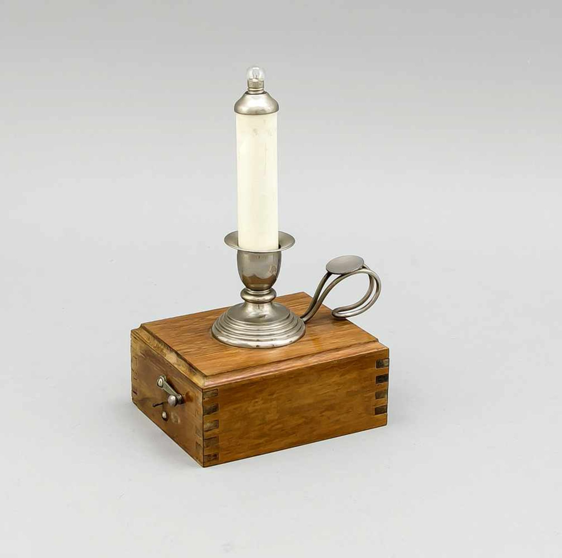 Nachttischlämpchen in Form eines Handleuchters, elektr., 1. H. 20. Jh., Holzgehäuse
