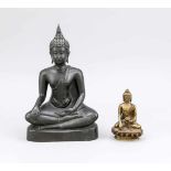 2 Buddhas, wohl Thailand, 20. Jh., 1x dunkel patinierte Bronze, H. 26 cm. 1x Bronze