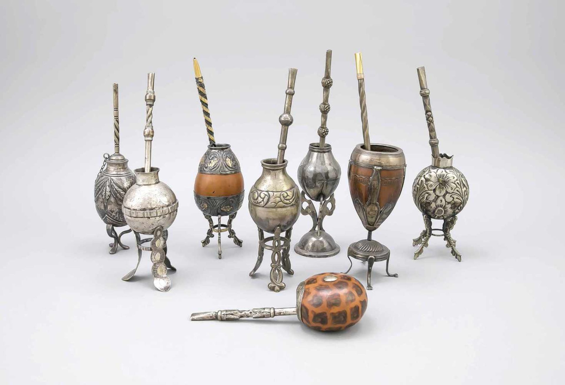 Sammlung von 8 Matégefäßen, sog. Vase à Maté, mit Trinkhalmen, 6 Gefäße Silber geprüft,Halme
