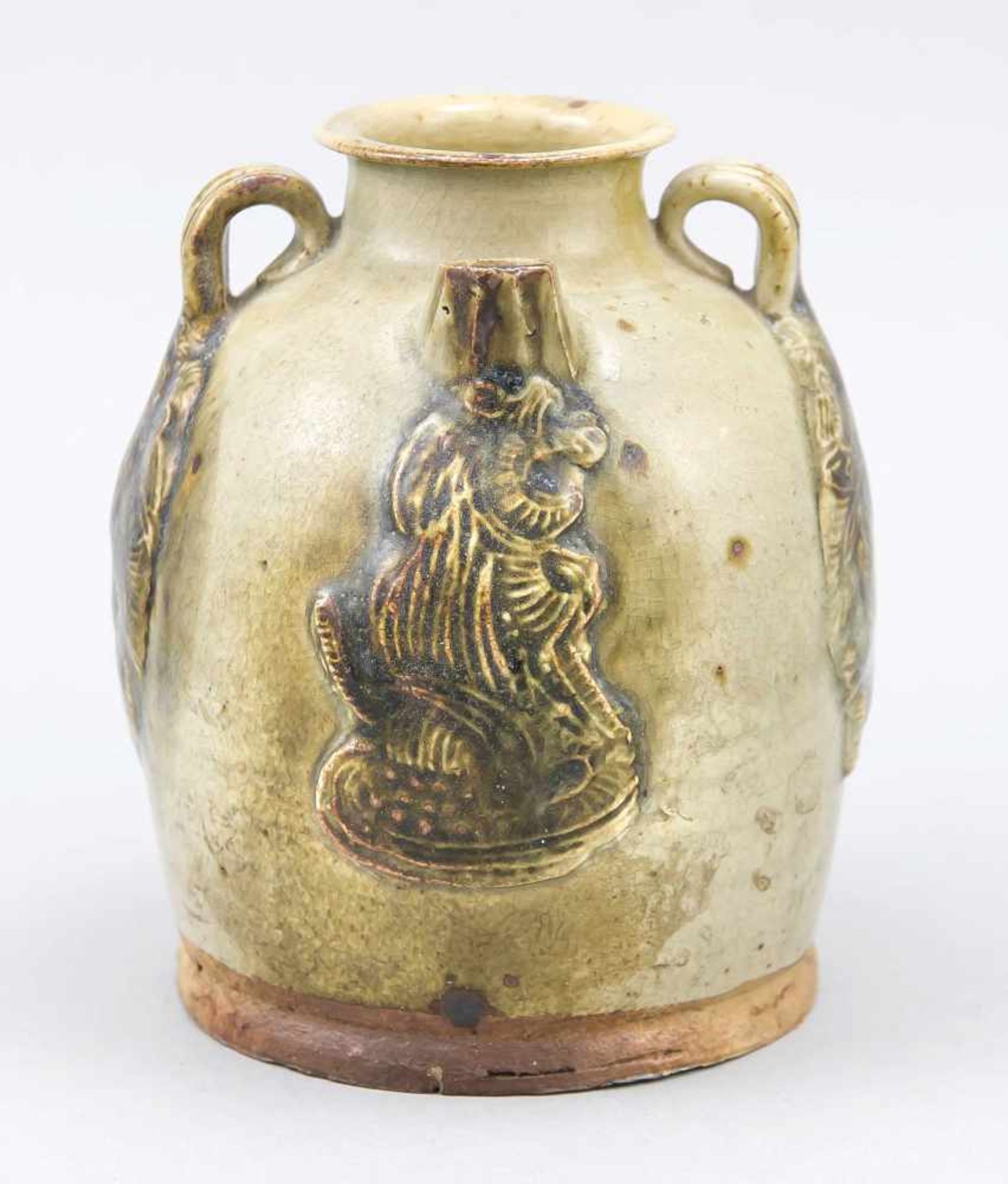 Henkelkanne mit Reliefdekor, China, wohl Tang-zeitlich (7./8. Jh.), typischeChangsha-Ware. Graugrüne - Image 2 of 3