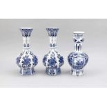 Drei Vasen, Delft, w. 19. Jh., Fayence, Baluster- und Flaschenform, Blaumalerei mit Blumenund