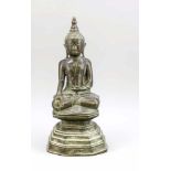 Große Buddha-Bronzefigur, Burma, 1. H. 20. Jh. Mehrfach gestufter/profilierter Sockel,Buddha im