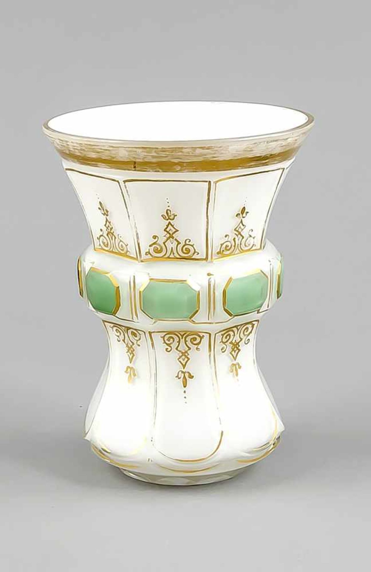 Großes Pokalglas, Böhmen, 20. Jh., klares Glas, innen weiß und außen partiell hellgrünüberfangen,