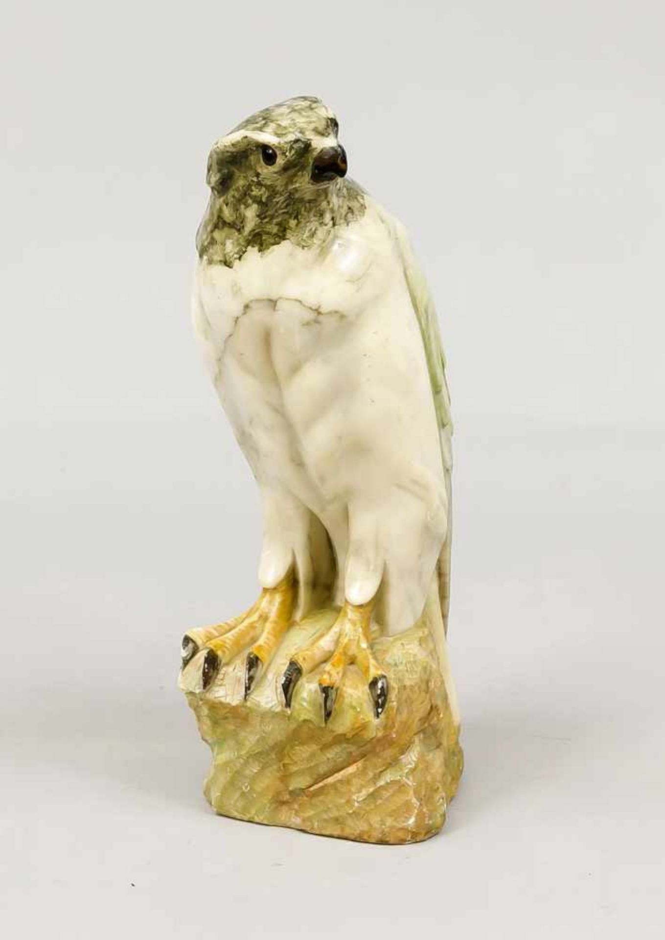 Anonymer Bildhauer um 1920, große Alabasterskulptur eines sitzenden Falken,vollplastischer und