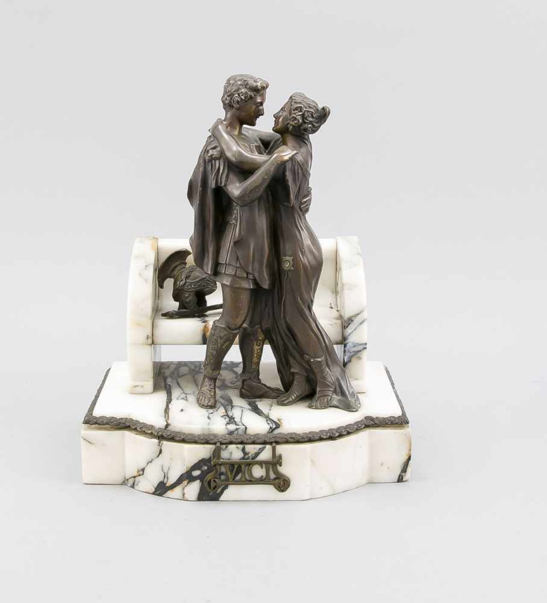 Anonymer Bildhauer um 1920, Bronzegruppe eines römisches Paares, das sich vor einer Bank,auf welcher