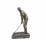 Anonymer Bildhauer des 21. Jh., Golfspieler auf Rasenstück, über amorpher Marmorplinthe,patinierte