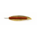 Korallen-Brosche GG/WG 750/000 mit 15 Korallen-Kugeln 4 mm, L. 73 mm, 6,7 gCoral brooch GG / WG