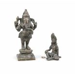 Zwei Teile Indien, 19./20. Jh., Bronze. 1x stehender Ganesha auf rundem Postament undquadr.