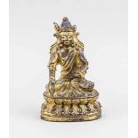 Kleine Tara, China/Tibet, wohl 19. Jh., Bronze mit Goldlack-Überzug. Im Padmasana aufdoppeltem