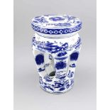 Gartenhocker, China, 21. Jh., Kobalt-Blauer Dekor mit Landschaft, H. 39 cm