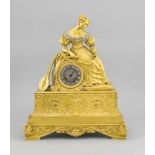 Pendule im Empirestil, feuervergoldet, dargestellt ist eine Frau mit Banjo auf eine Kugelschauend,
