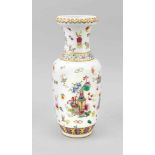 Famille-Rose Vase, China, wohl Mitte 19. Jh., Balusterform mit wulstigem Lippenrand.Polychromer