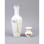 Zwei Vasen, KPM Berlin, Vase Asia, 1950er Jahre, 1. W., Malermarke, floraler Dekor in Grauund