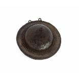 Antike Gürtelschließe in Form eines Helms, D. 49 mm, 8,9 gAntique belt buckle in the form of a