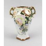 Jugendstil-Vase, deutsch, 20. Jh., mit seitlichen Handhaben, polychromer Dekor mitRosenbouquet,