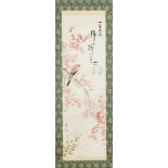 Rollbild, China, 20. Jh., lustiger Vogel in rotem Ahorn sitzend, Kalligrafie,Künstlersiegel, 178 x