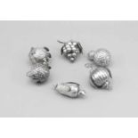 Sechs Teile Christbaumschmuck, 20. Jh., Silber 833/000, in Form von Zapfen, Kugeln undTrauben,