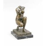 Hockende Venus nach antikem Vorbild, patinierte Bronze des 21. Jh., auf Marmorplinthe, H.24 cm- - -