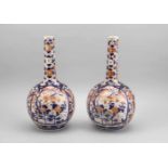 Paar große Imari Flaschenvasen, Japan, 19. Jh. Typischer Imari-Dekor in Kobaltblau,Eisenrot und