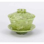 Jade Deckelschälchen mit Untertasse, China, Mitte 20. Jh., halbtransparente, spinatgrüneJade mit