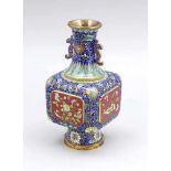 Cloisonné-Vase, China, 20. Jh., Kupferkorpus mit Vergoldung, polychromer Zellenschmelz.Runder Fuß