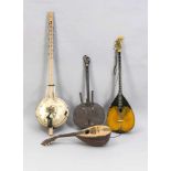 Sammlung von 4 Instrumenten, darunter 1x afrikanische Fidel, 1x Catania, 1x Kamantschehund 1x Laute.