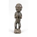 Stehende weibliche Figur, wohl Westafrika. Holz mit dunkler Fassung. Bauch, Brüste undGesicht mit