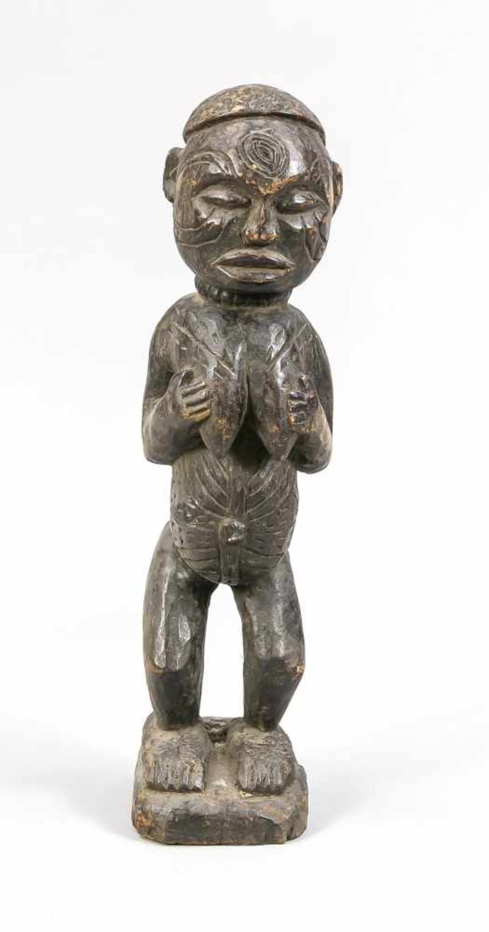 Stehende weibliche Figur, wohl Westafrika. Holz mit dunkler Fassung. Bauch, Brüste undGesicht mit