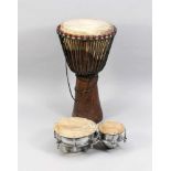 Djembe und Tabla/Bongos. Holz, Kordel und Tierhaut bzw. Metall und Tierhäute. Djembe