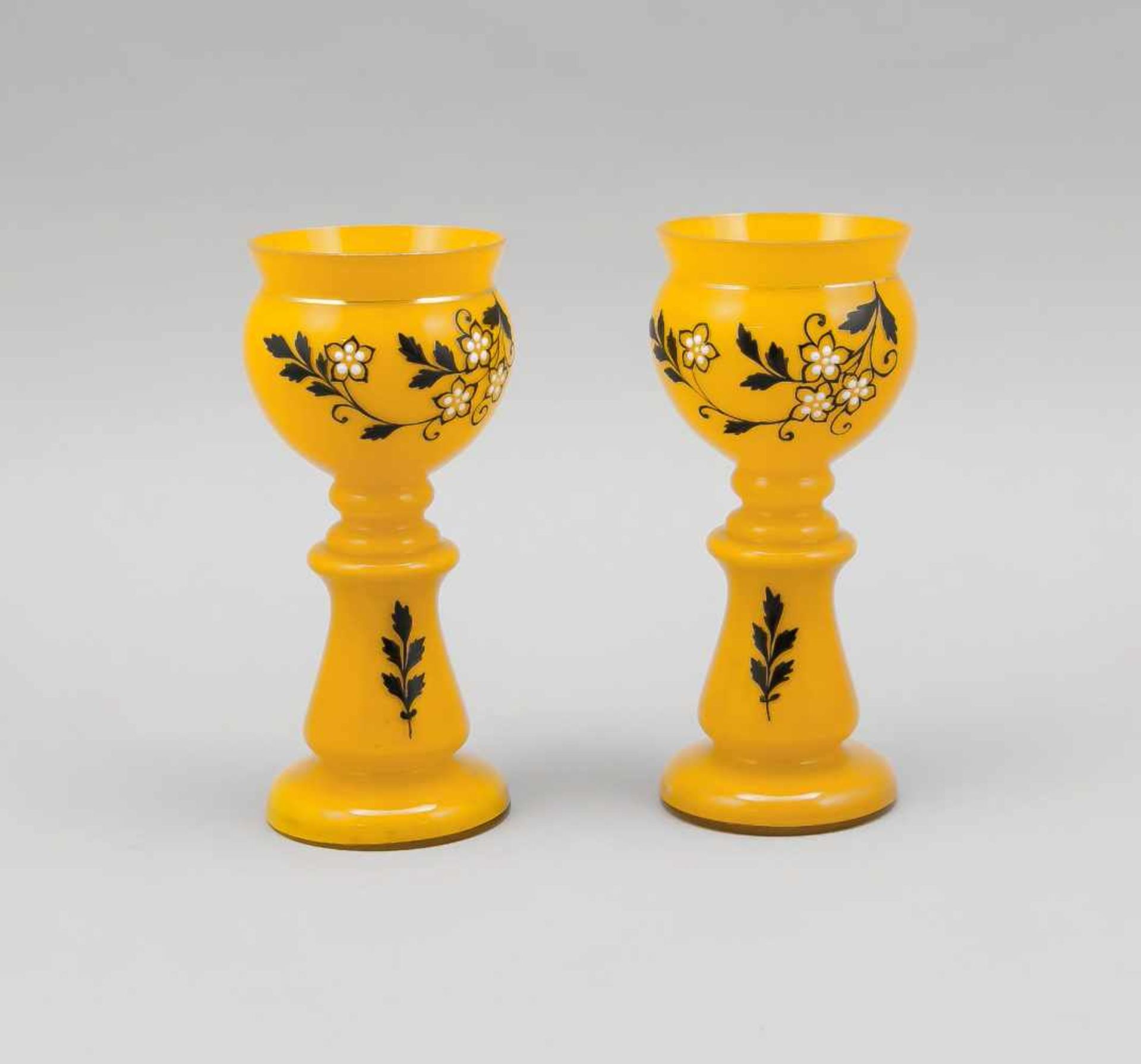 Paar Jugendstil-Vasen, um 1900, wohl Johann Loetz, Witwe, Klostermühle, runder Stand,breiter