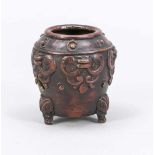 Pinselwascher, China, wohl um 1800, Bronze mit rötlich-braunem Lack überzogen. Auf 3archaisch-
