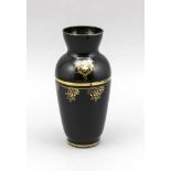 Vase, 1. H. 20. Jh., runder Stand, Korpus mit sich leicht erweiternder Wandung,Schwarzglas, mit