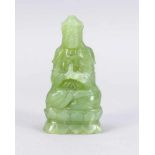 Kleine Jade-Guanyin, China, um 1910. Hellgrüne Jade, beschnitzt. Im Padmasana aufdoppeltem