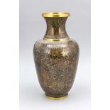 Cloisonné-Vase, China, 20. Jh., geschulterte Form auf zylindrischem Fußring, kurzer Halsmit