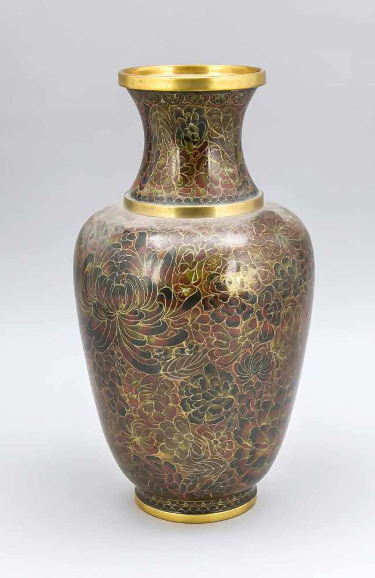 Cloisonné-Vase, China, 20. Jh., geschulterte Form auf zylindrischem Fußring, kurzer Halsmit
