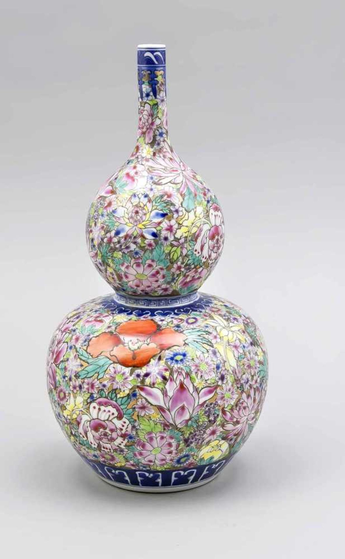 Famille-Rose Doppelkürbis-Vase mit Millefiori-Dekor, China, 20. Jh., umlaufenderpolychromer Dekor