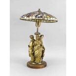 Figürliche Lampe im Tiffany-Stil, Ende 19. Jh. Runder Eichenholz-Sockel. Schaft als von