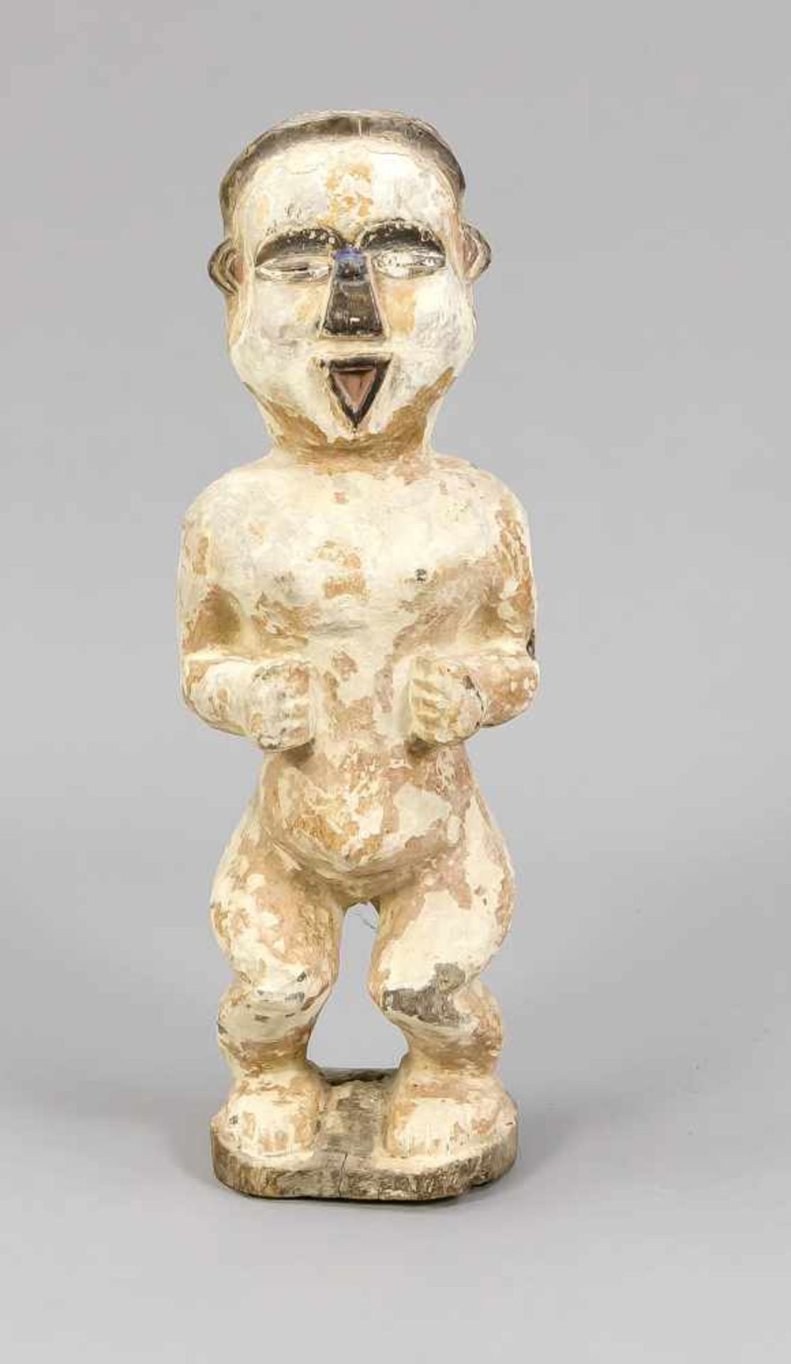 Stehende Figur, wohl Westafrika. Holz mit Kaolinfassung, einzelne Partien des Gesichts unddes Kopfes