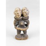 Doppelkopffigur der Nikisi, Westafrika/Kongo. Auf einer runden Sockelplatte stehend, mitden Armen