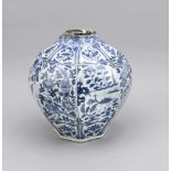 Oktogonale Vase, China, wohl 17. Jh./Ming-zeitlich. Jede der 8 Facetten variantenreich