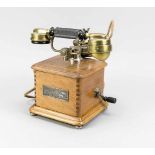 Historisches Telefon, Frankreich, 1920er Jahre. Auf einer Metallplakette bez. "Proprietéde L'état,