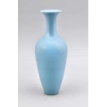 Monochrome Vase mit hellblauer Glasur, China, 20. Jh. Leicht geschulterte Form mitausgestelltem