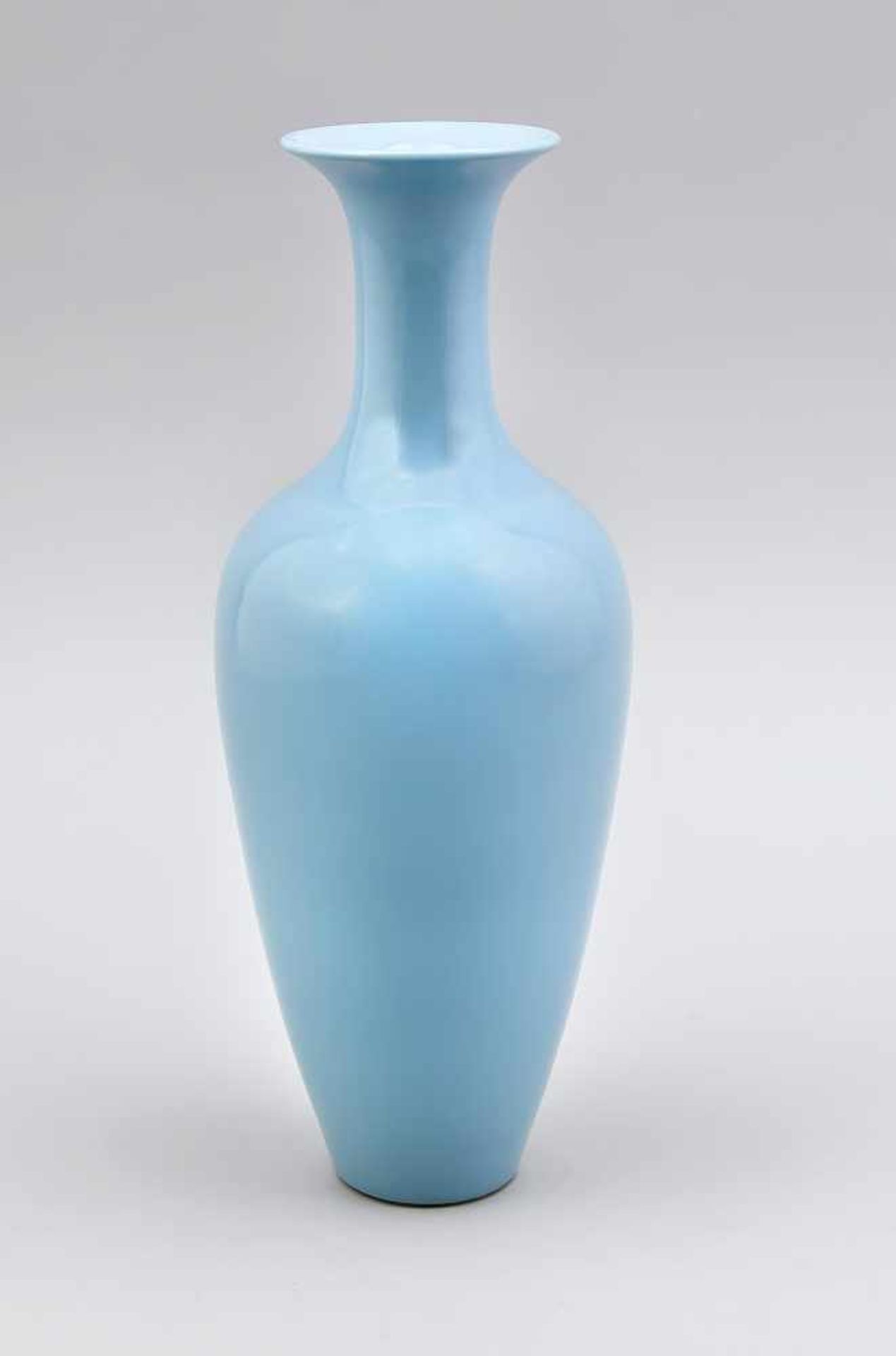 Monochrome Vase mit hellblauer Glasur, China, 20. Jh. Leicht geschulterte Form mitausgestelltem