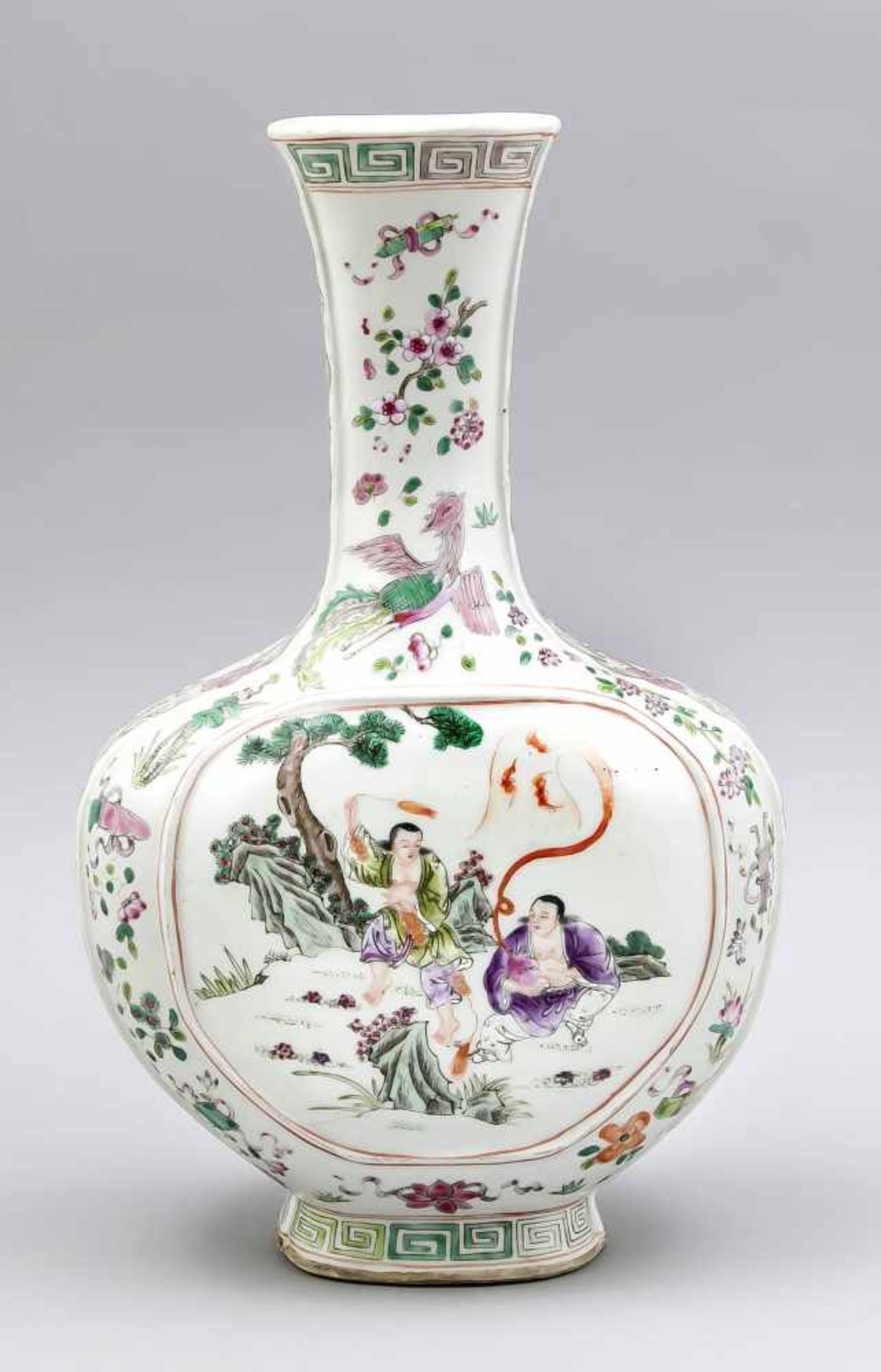 Famille-Rose Vase, China, 20. Jh. Bauchige, leicht geschulterte, gedrückte Form mit langemHals und - Image 2 of 2