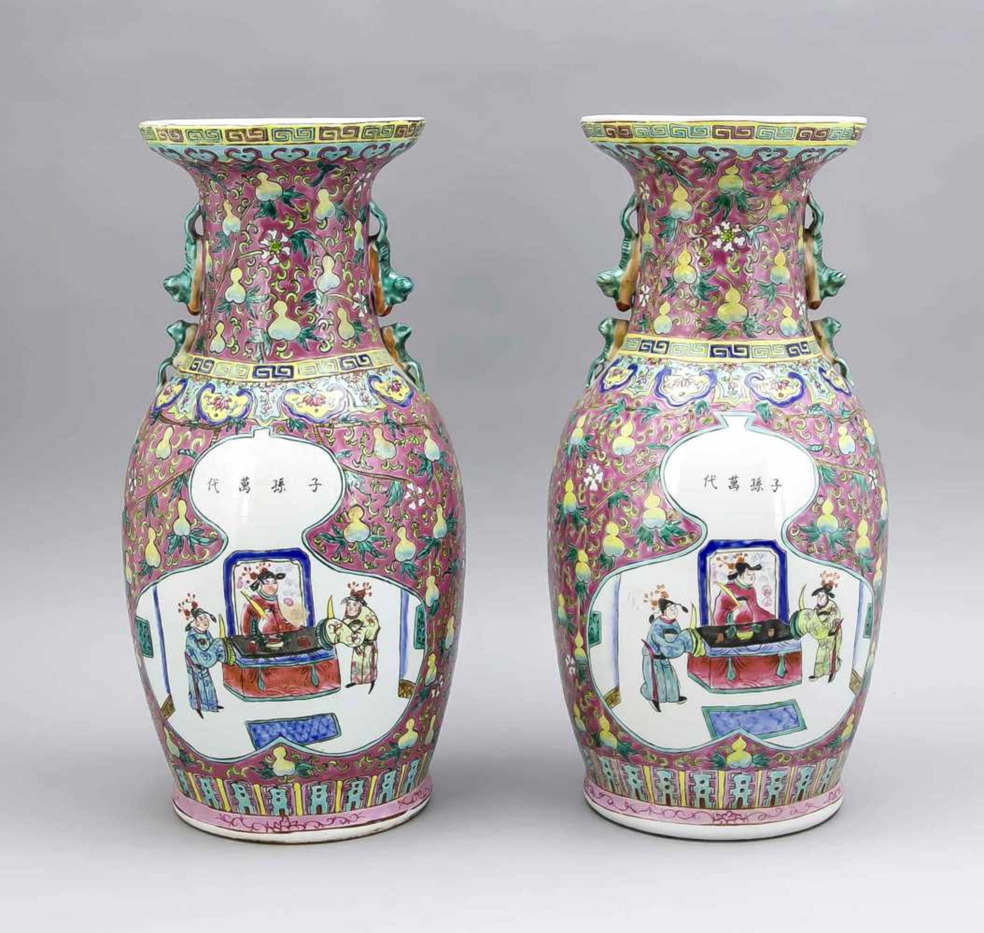 Paar Famille-Rose Vasen, China, um 1960. Leicht bauchiger Korpus mit weitem Hals,ausgestelltem - Image 2 of 2